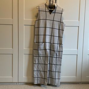 Tahari Long white and black checked sweater with front slit